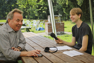 Dieter Hoese gibt ein Interview fr einen Radiobericht